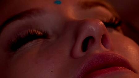 Приходит к подруге жены ночью и ласкает её киску