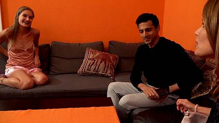 Приходит к подруге жены ночью и ласкает её киску