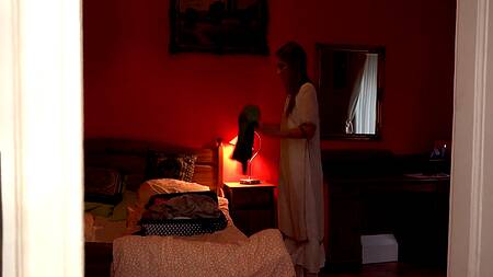 Приходит к подруге жены ночью и ласкает её киску