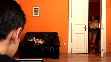 Приходит к подруге жены ночью и ласкает её киску