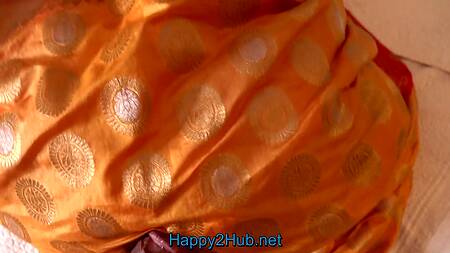 Дрочит на зрелую хозяйку дома и разводит её на секс