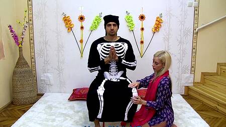 Белокурую европейку трахают в два члена в секте