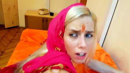 Белокурую европейку трахают в два члена в секте