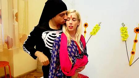 Белокурую европейку трахают в два члена в секте