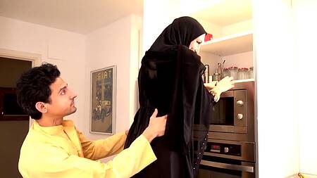 Мусульманка работает горничной и ебется с хозяином