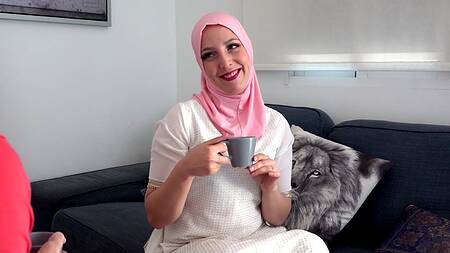 Нанимает мусульманку в горничные и ебет её в первый рабочий день