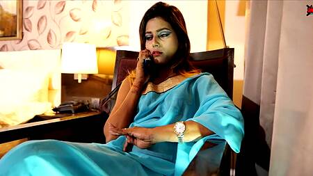 Большой индийский мужик трахает телку в номере отеля