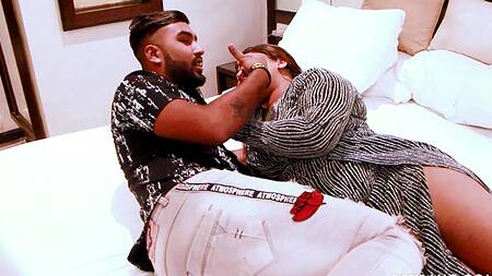 Индийскому парню безумно нравится толстое тело телки