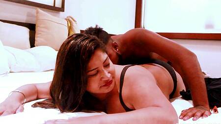 Индийскому парню безумно нравится толстое тело телки