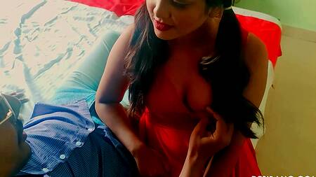Милая индийская девушка с хвостиками кончает от большого члена