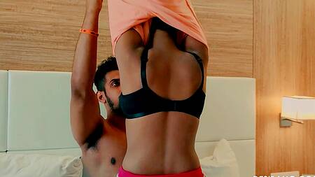 Милую индийскую подругу удается развести на секс