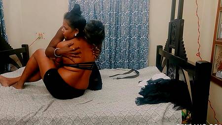 Толстая индийская девушка давно не трахалась и переживает