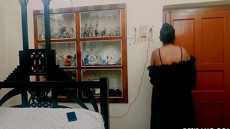 Толстая индийская девушка давно не трахалась и переживает