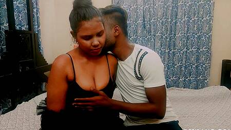 Толстая индийская девушка давно не трахалась и переживает