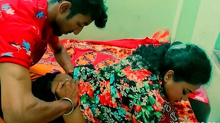 Сделал сочной подруге массаж и стал лизать её волосатую пизду