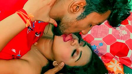 Сделал сочной подруге массаж и стал лизать её волосатую пизду