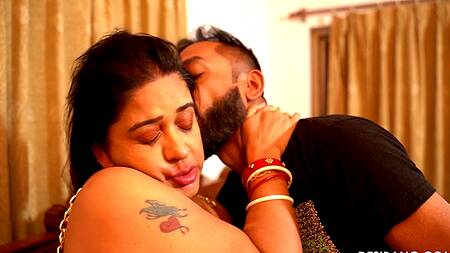 Мужик начинает с куни и лижет пизду толстой мамаши