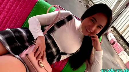 Прогулялся по городу и развел красивую азиатку на секс