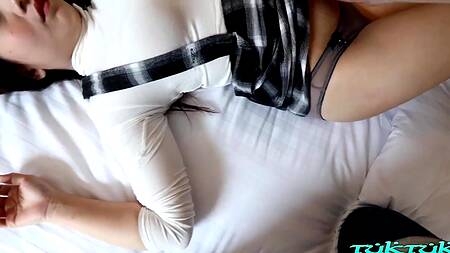 Прогулялся по городу и развел красивую азиатку на секс