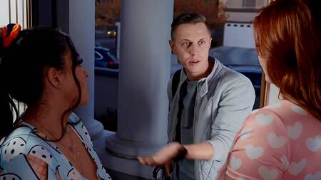 Парень на ночевке поимел двух сочных подруг в пижамах