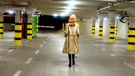 Рыжая красотка в кожаной портупее хочет анального секса