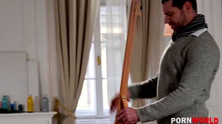 Татуированная блондинка в роли натурщицы соблазняет художника на секс