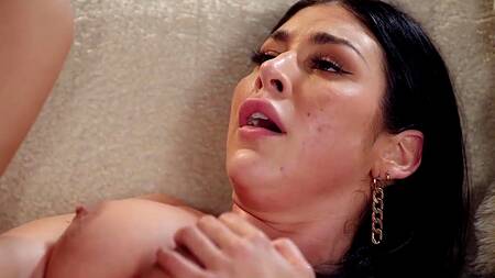 Белая красотка в синем платье приехала к негру на еблю