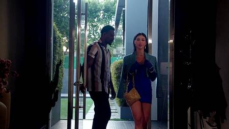 Белая красотка в синем платье приехала к негру на еблю