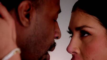 Белая красотка в синем платье приехала к негру на еблю