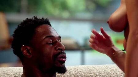 Белая красотка в синем платье приехала к негру на еблю