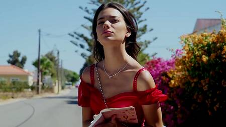 Красотка на отдыхе соблазняет на секс незнакомца