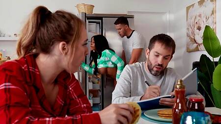 Изменяет своей девушке, трахая черную телку друга на кухне