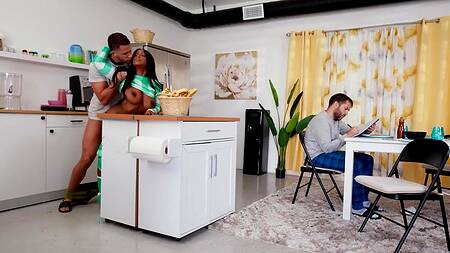 Изменяет своей девушке, трахая черную телку друга на кухне