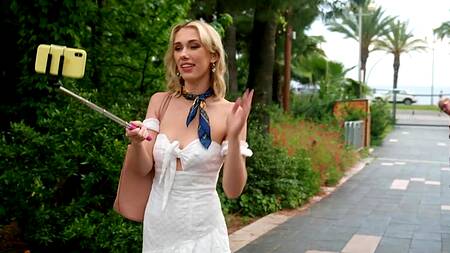 Привел к себе красивую туристку и трахнул её черным членом