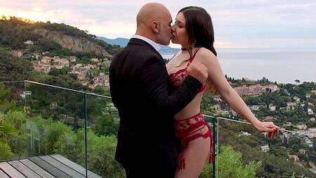 Вчера познакомилась с бизнесменом, а сегодня уже дает ему в жопу