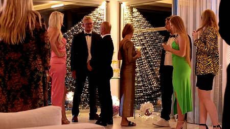 Вчера познакомилась с бизнесменом, а сегодня уже дает ему в жопу