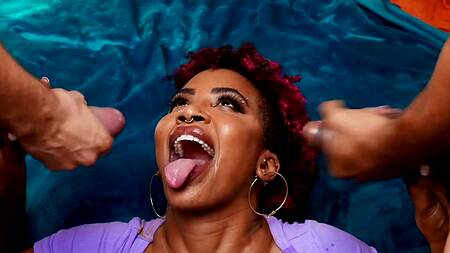 Ненасытной негритянке с кудрявыми волосами нужно два члена