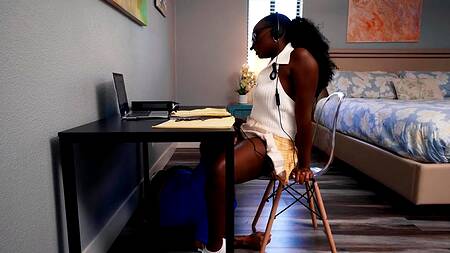 Отвлекает черную девушку от работы, делая куни ей под столом