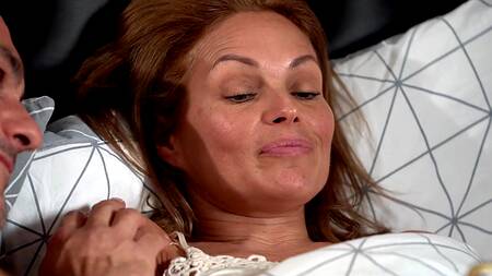 Стройная падчерица соблазняет отчима на секс пока мать спит