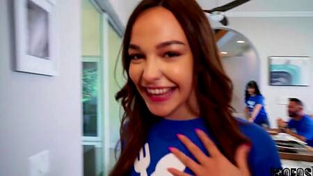 Милая девушка подалась в волонтеры и ебется с парнем