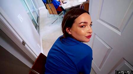 Милая девушка подалась в волонтеры и ебется с парнем