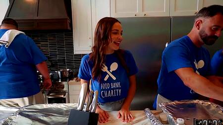 Милая девушка подалась в волонтеры и ебется с парнем