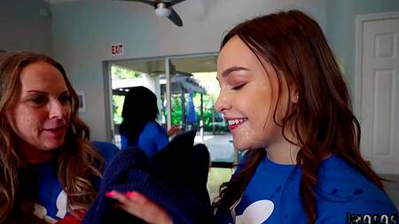 Милая девушка подалась в волонтеры и ебется с парнем