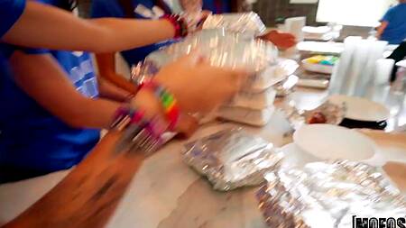 Милая девушка подалась в волонтеры и ебется с парнем