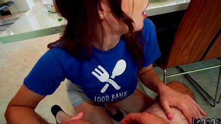 Милая девушка подалась в волонтеры и ебется с парнем