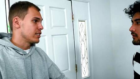 Белокурая училка проводит у себя дома урок сексуального образования