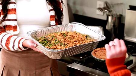 Семейная оргия на день благодарения - мачеха и отчим учат ебаться