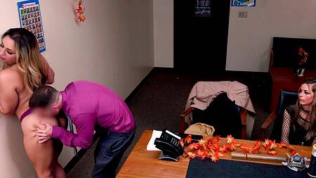 Премия за секс втроем с начальником - он трахает милфу и молодую телку