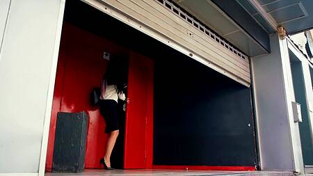 Босс на репетиции трахает самую жаркую стриптизершу в жопу