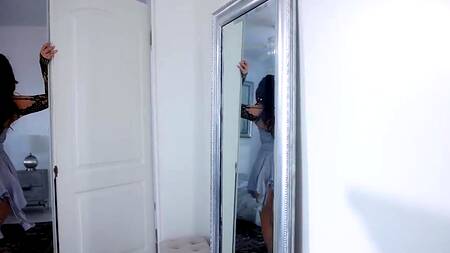 Большой черный член для удовольствия милашки в очках